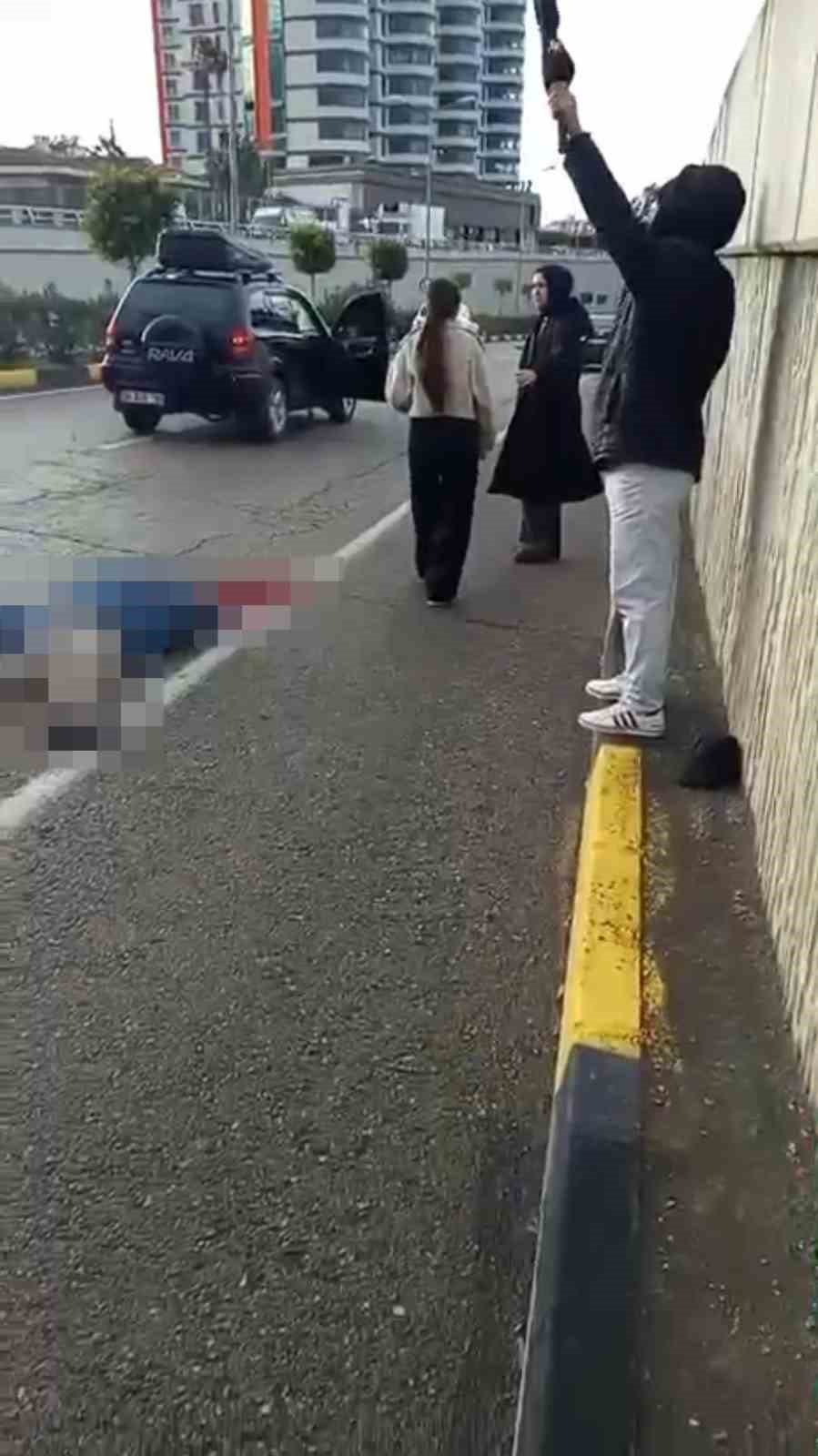 yolun karsisina gecerken otomobilin carptigi adam oldu 3