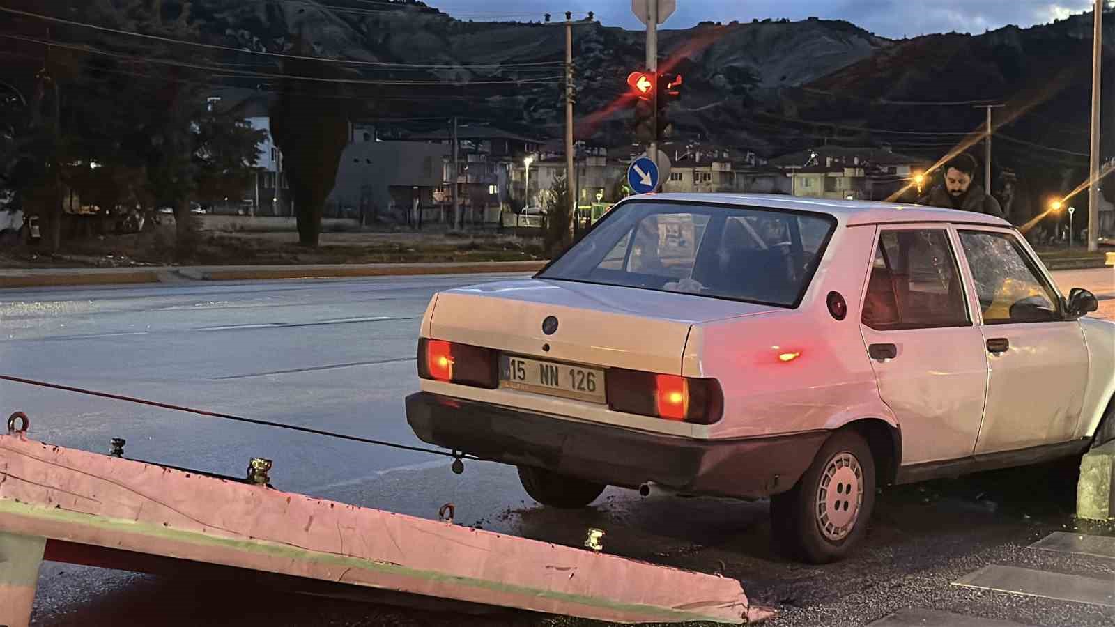 yolun karsisina gecerken otomobilin carptigi kadin agir yaralandi kaza ani kamerda 2 mibnj7Hc