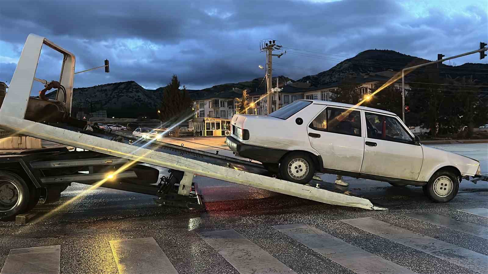 yolun karsisina gecerken otomobilin carptigi kadin agir yaralandi kaza ani kamerda 3 Ukh4Wr4k