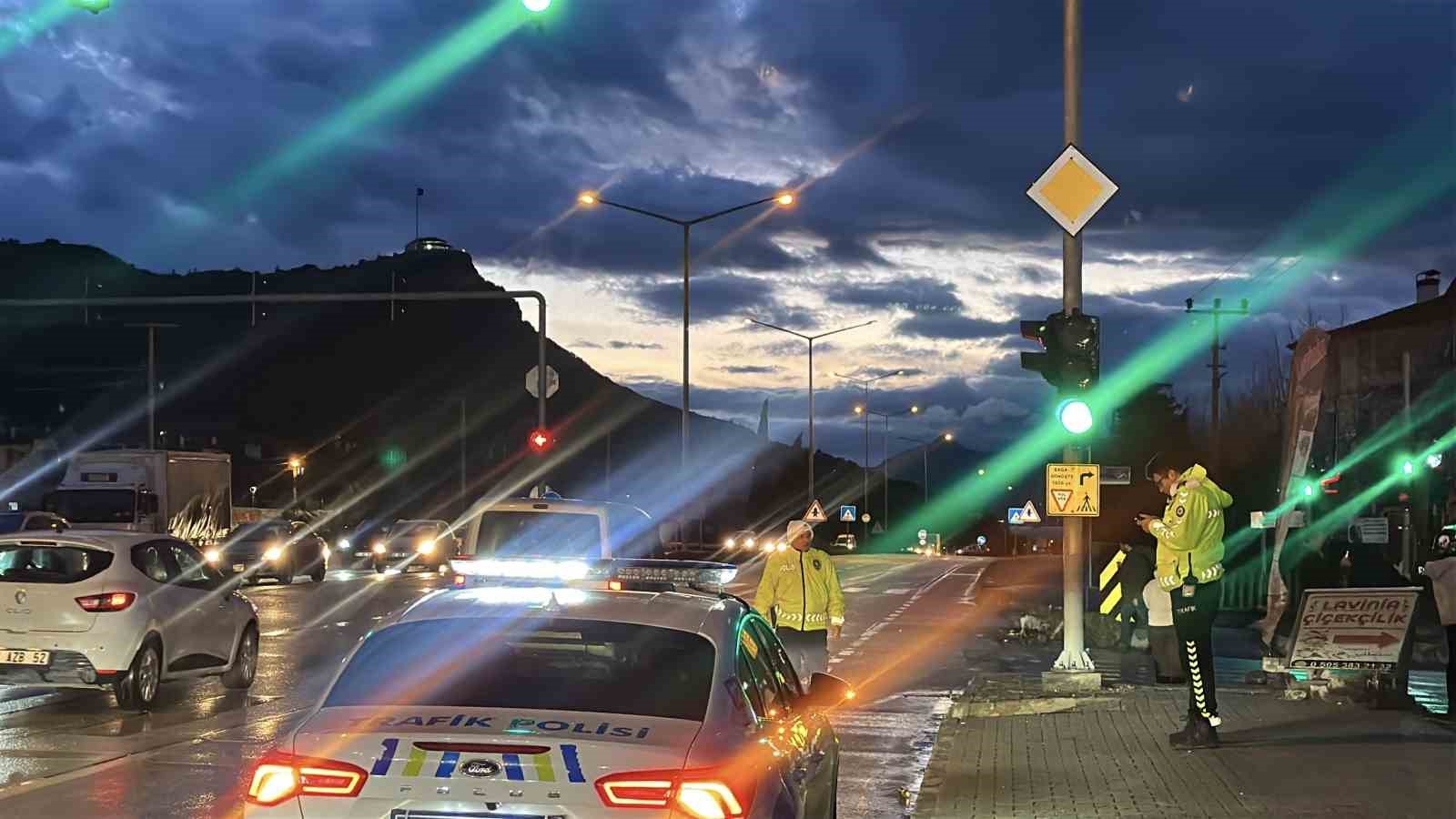 yolun karsisina gecerken otomobilin carptigi kadin agir yaralandi kaza ani kamerda 4 s6OMKUst