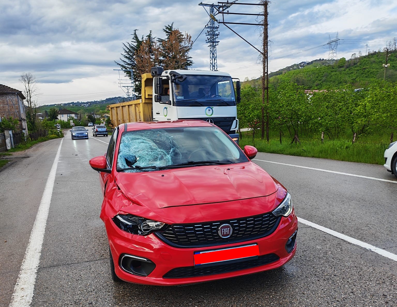 Yolun karşısına geçerken otomobilin çarptığı yaya ağır yaralandı 4 yolun karsisina gecerken otomobilin carptigi yaya agir yaralandi 0 Zeve9Dzm
