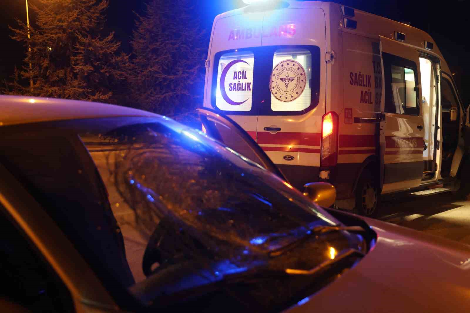 Yolun karşısına geçerken otomobilin çarptığı yaya yaralandı 4 yolun karsisina gecerken otomobilin carptigi yaya yaralandi 0 JAN1Af7e