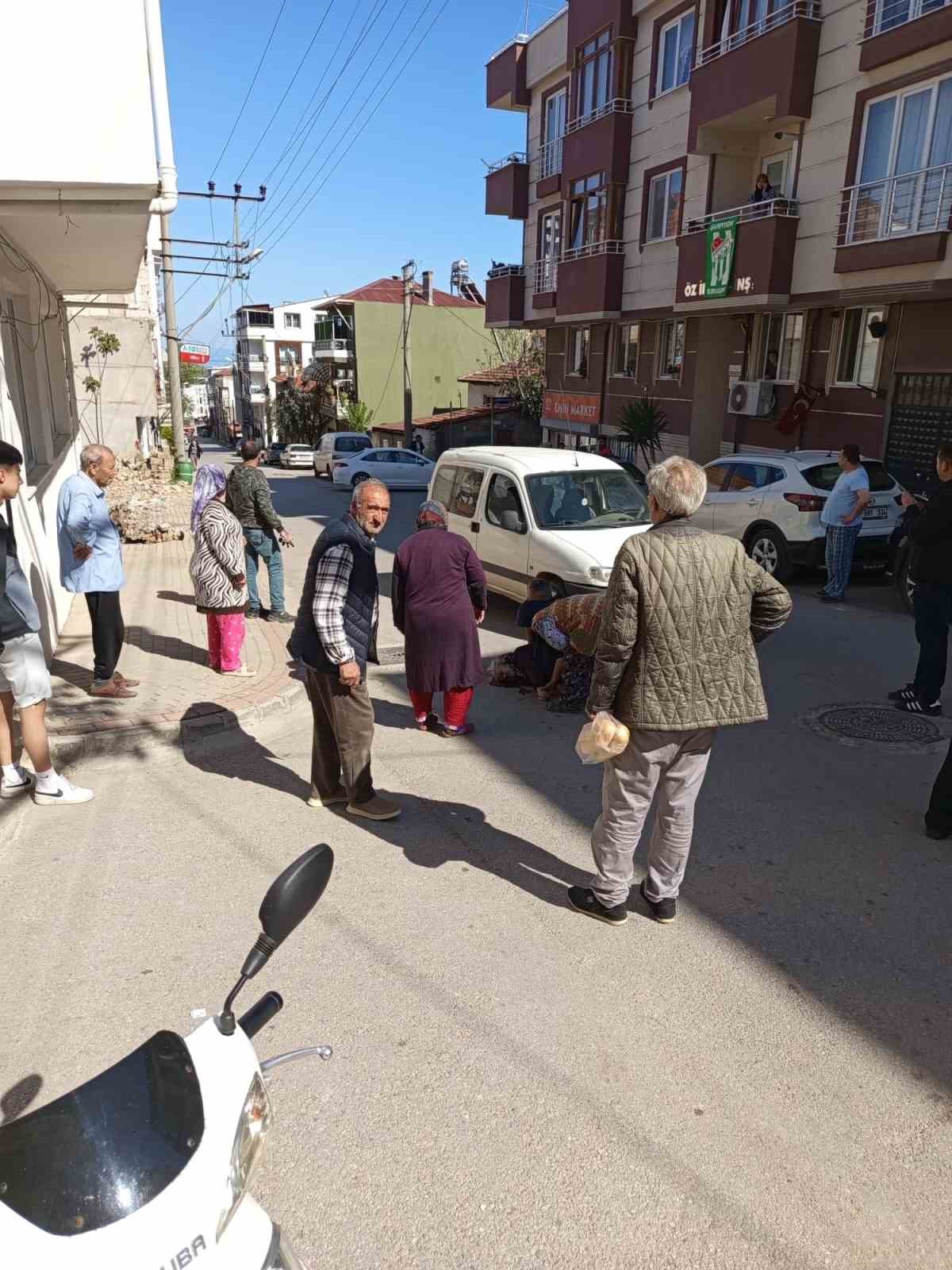 yolun karsisina gecerken ticari aracin carptigi yasli kadin hayatini kaybetti 0 H7qVXItf