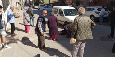 yolun-karsisina-gecerken-ticari-aracin-carptigi-yasli-kadin-hayatini-kaybetti-cJeMQNvc.jpg