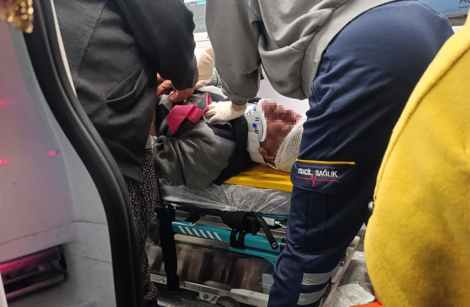 Yolun karşısına geçmek isterken otomobil çarptı: 1 yaralı 4 yolun karsisina gecmek isterken otomobil carpti 1 yarali 0 nvVjnJKp