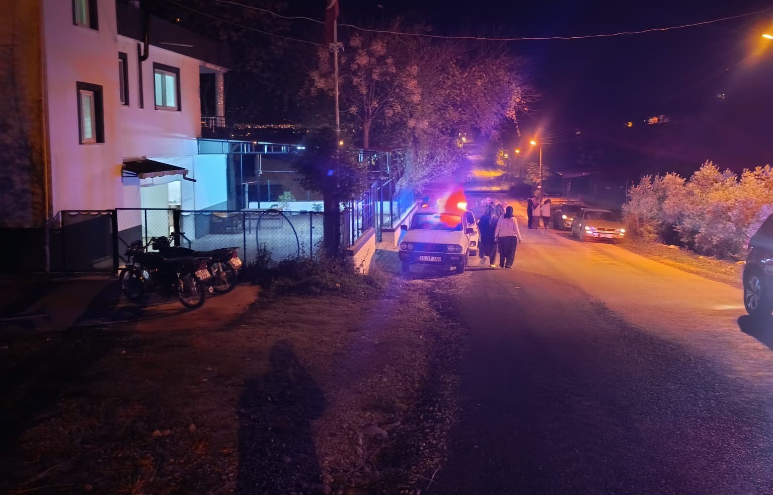 Yolun karşısına geçmek isterken otomobil çarptı: 1 yaralı 5 yolun karsisina gecmek isterken otomobil carpti 1 yarali 1 Lmg4Aa3l