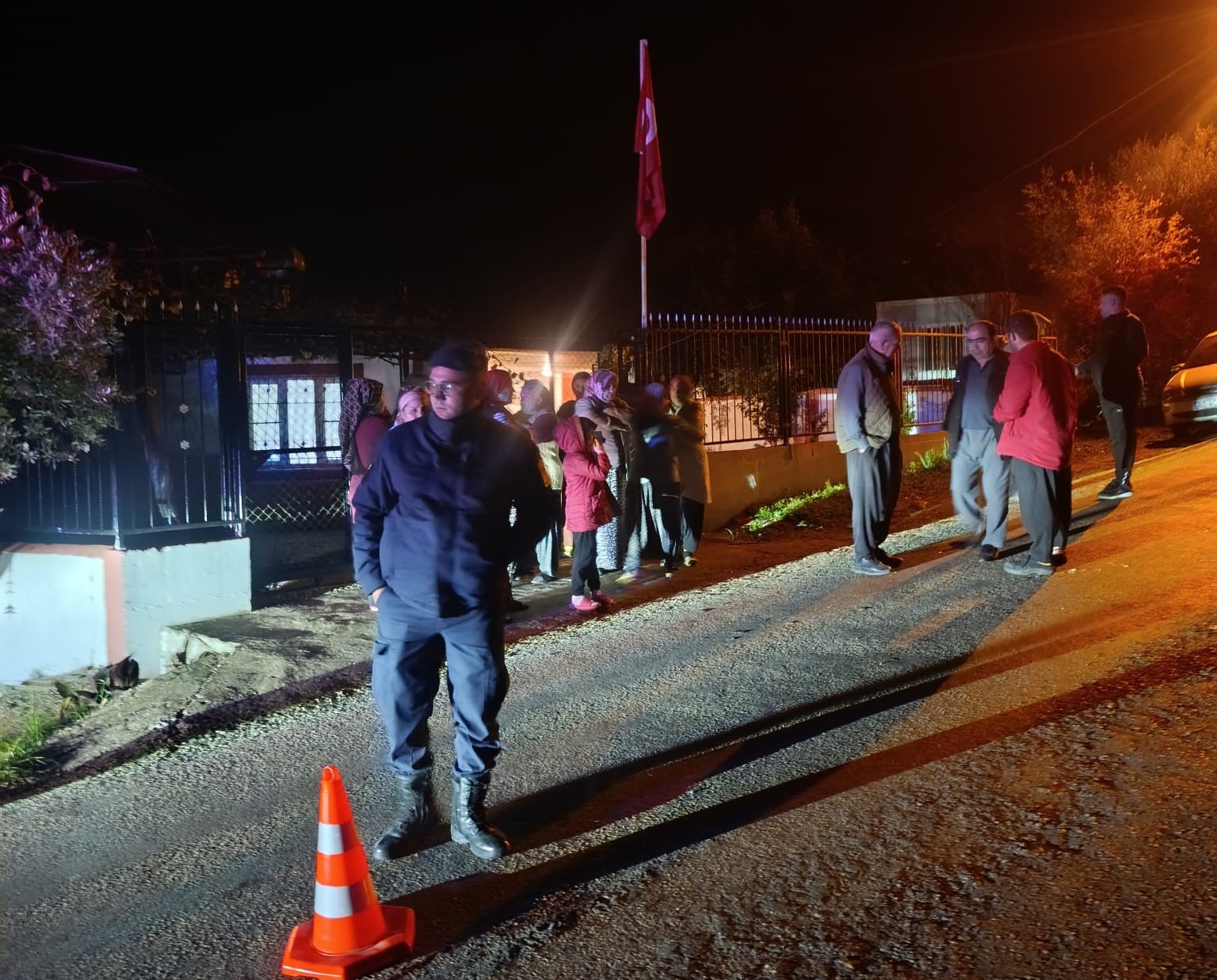 Yolun karşısına geçmek isterken otomobil çarptı: 1 yaralı 6 yolun karsisina gecmek isterken otomobil carpti 1 yarali 2 1isJPasc