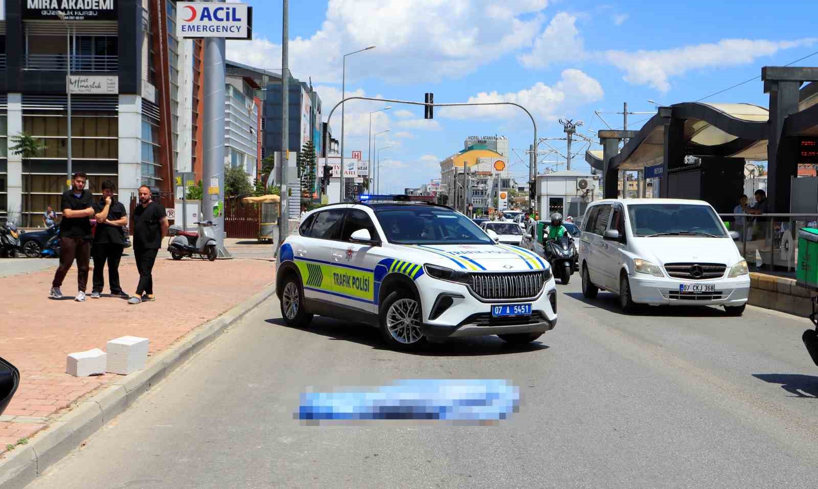 yolun karsisina gecmek isteyen 13 yasindaki cocuk kazada hayatini kaybetti 0 dm618hyX