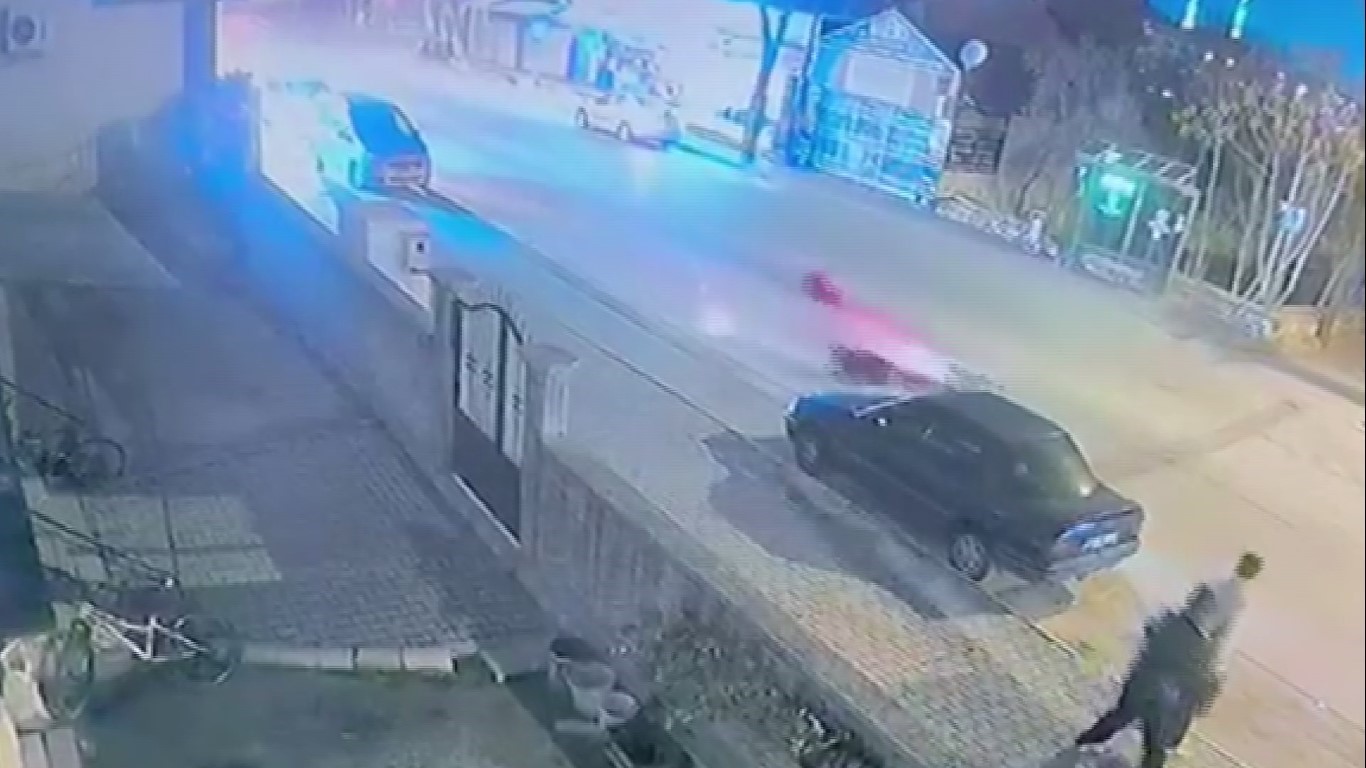 Yolun karşısına geçmek isteyen çocuğa motosiklet çarptı... O anlar kamerada 6 yolun karsisina gecmek isteyen cocuga motosiklet carpti o anlar kamerada 2 9fKjYQcN