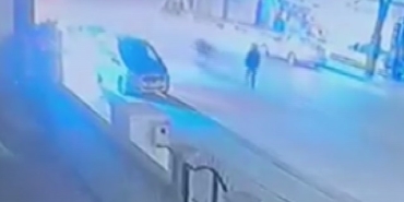 yolun-karsisina-gecmek-isteyen-cocuga-motosiklet-carpti-o-anlar-kamerada-ms8sXSrz.jpg