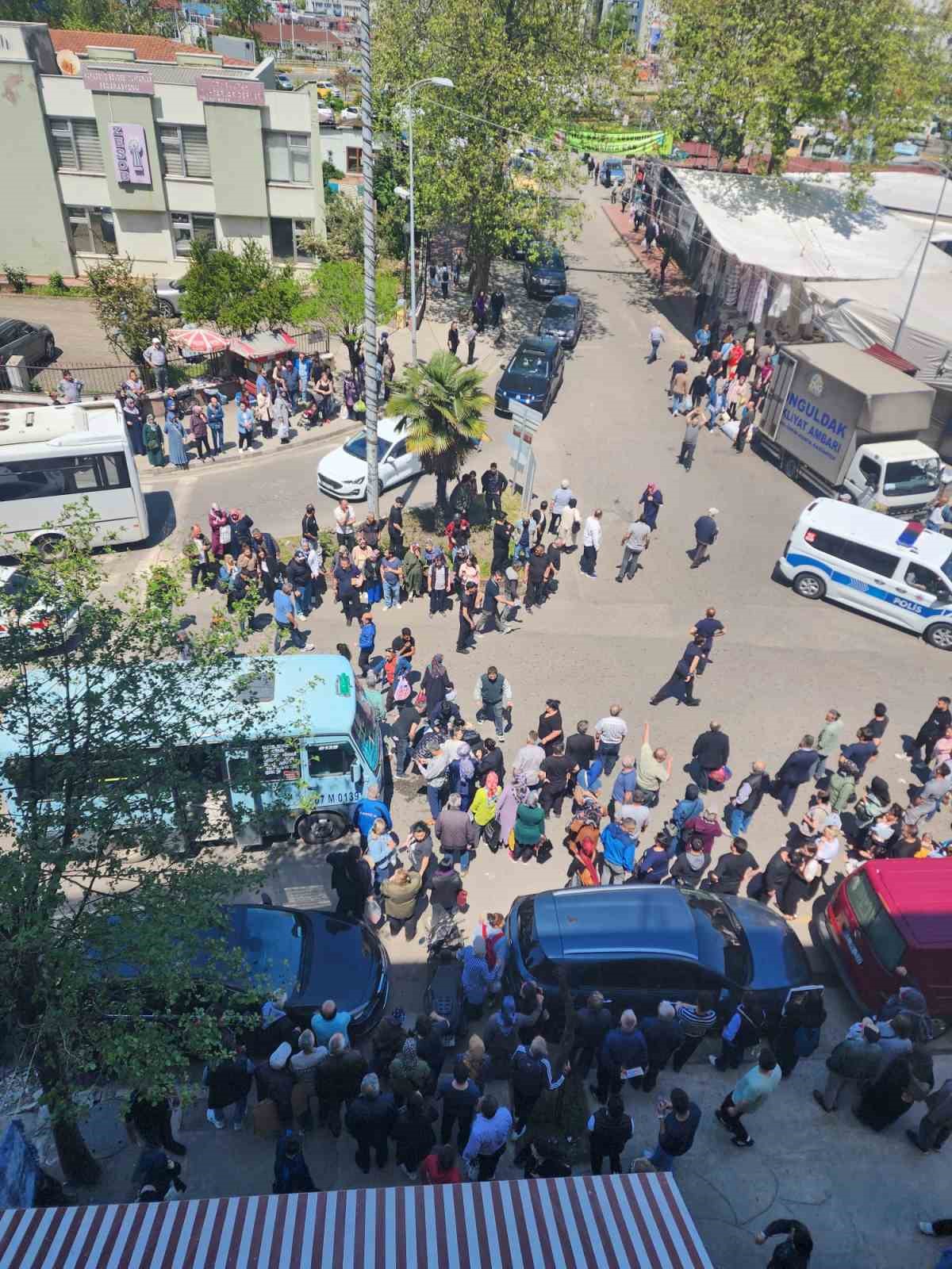 yolun karsisina gecmek isteyen kadin minibusun altinda kaldi vatandaslar minibusu iterek altindaki kadini kurtardi VjnvTbOI