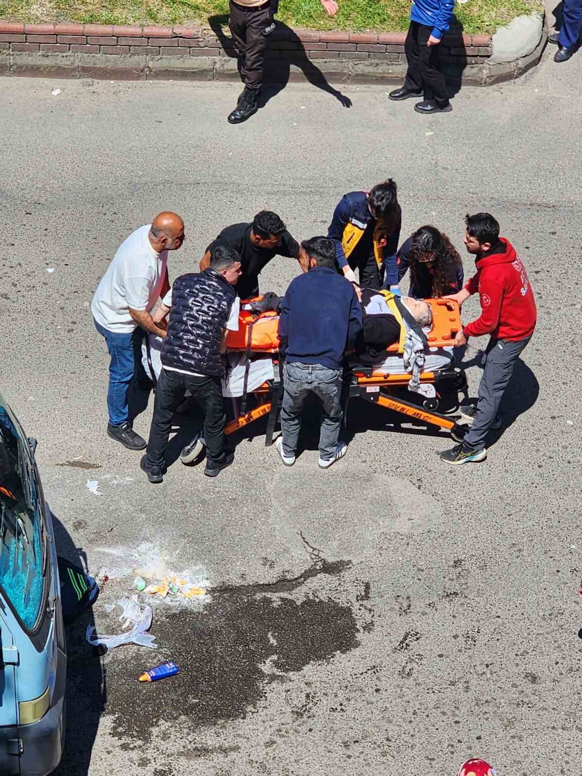 yolun karsisina gecmek isteyen kadin minibusun altinda kaldi vatandaslar minibusu iterek altindaki kadini kurtardi iaNm52Zn