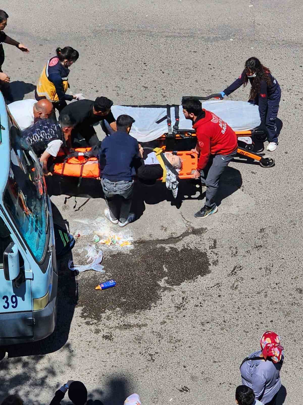 yolun karsisina gecmek isteyen kadin minibusun altinda kaldi vatandaslar minibusu iterek altindaki kadini kurtardi lMKy6Klt