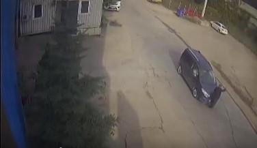 yolun karsisina gecmek isteyen yasli adama aracin carpma ani kamerada 0 w4Q1h2hl