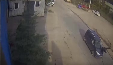 yolun karsisina gecmek isteyen yasli adama aracin carpma ani kamerada 1 K35ZgBOM