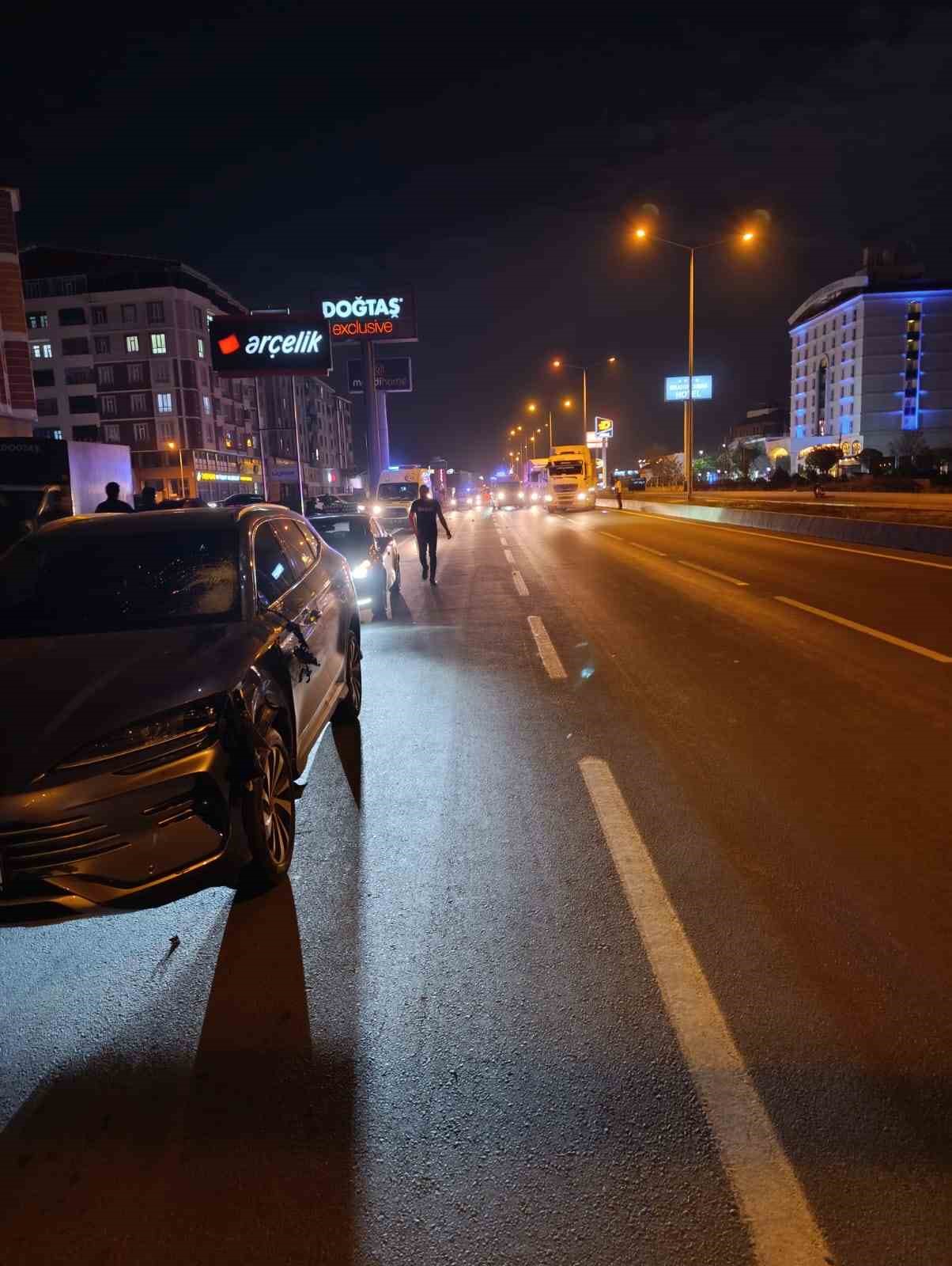 yolun karsisina gecmeye calisan 2 kadina otomobil carpti 1 olu 1 agir yarali 0 iNn5uNYe