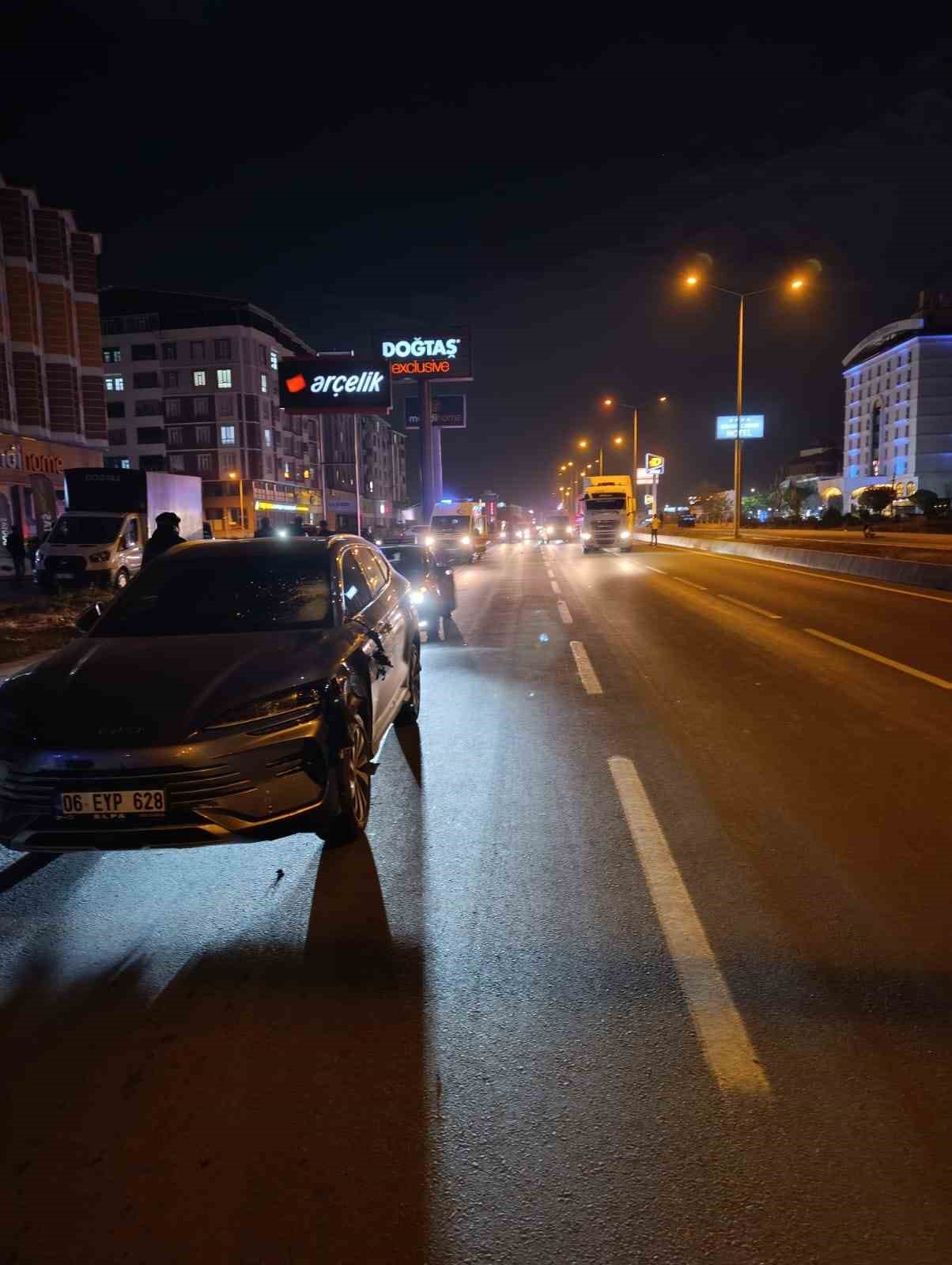 yolun karsisina gecmeye calisan 2 kadina otomobil carpti 1 olu 1 agir yarali 1 d84Pzg9k