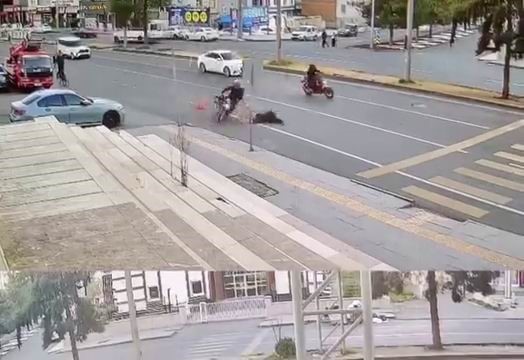 Yolun karşısına geçmeye çalışan kadına motosiklet çarptı: 2 yaralı 5 yolun karsisina gecmeye calisan kadina motosiklet carpti 2 yarali 1 RplfrdVc
