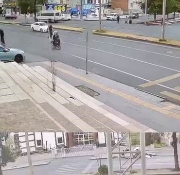 yolun-karsisina-gecmeye-calisan-kadina-motosiklet-carpti-2-yarali-VllahHwF.jpg