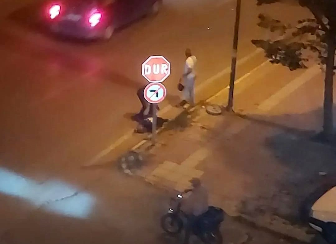 yolun karsisina gecmeye calisan kadini hayattan koparan kaza kamerada 0 WEHqsltK