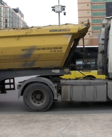 yolun-karsisina-gecmeye-calisan-yayaya-hafriyat-kamyonu-carpti-CcKMcVRT.jpg