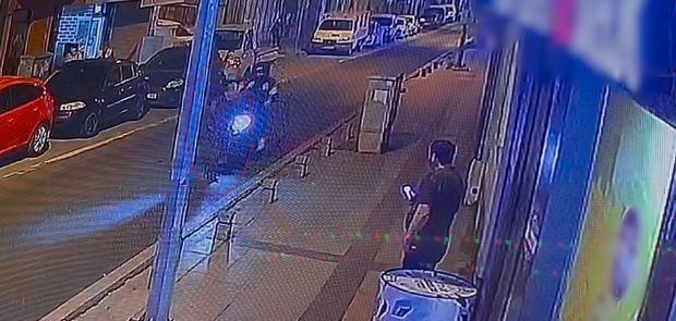 yolun karsisina gecmeye calisan yayaya motosiklet boyle carpti 2 AuhtPSKF