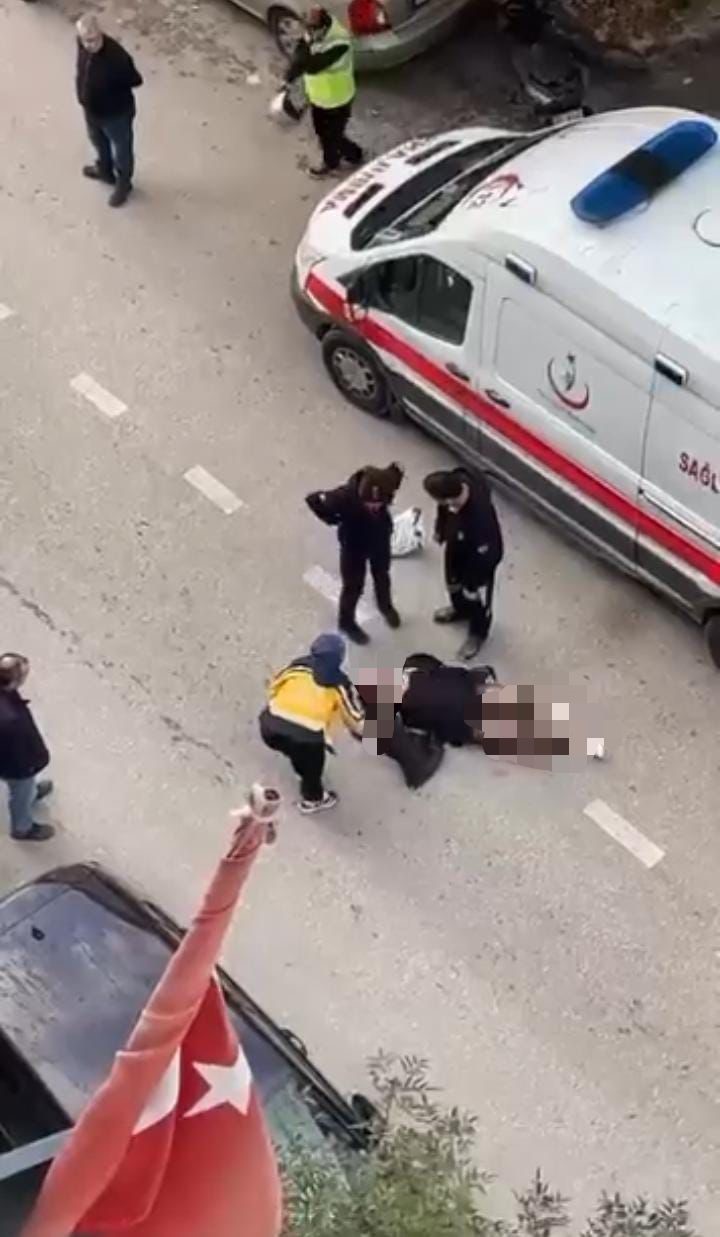 yolun ortasinda yatan kadin sinir krizi gecirdi 1