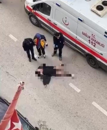 yolun-ortasinda-yatan-kadin-sinir-krizi-gecirdi-W3zxsBet.jpg