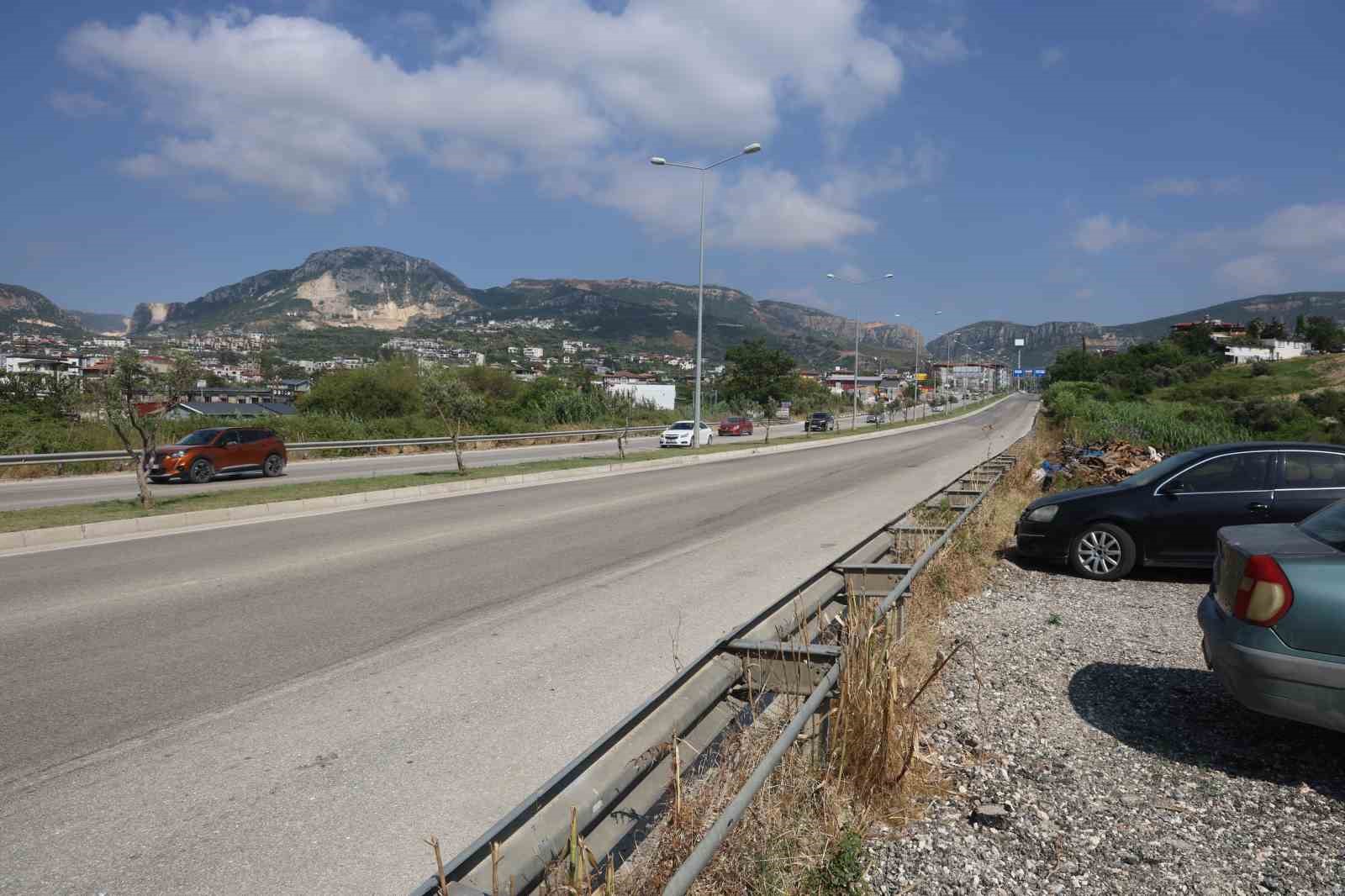 yolunu gozledigi iki cocugunun babasi kazada can verdi 3 vc4mKfRE