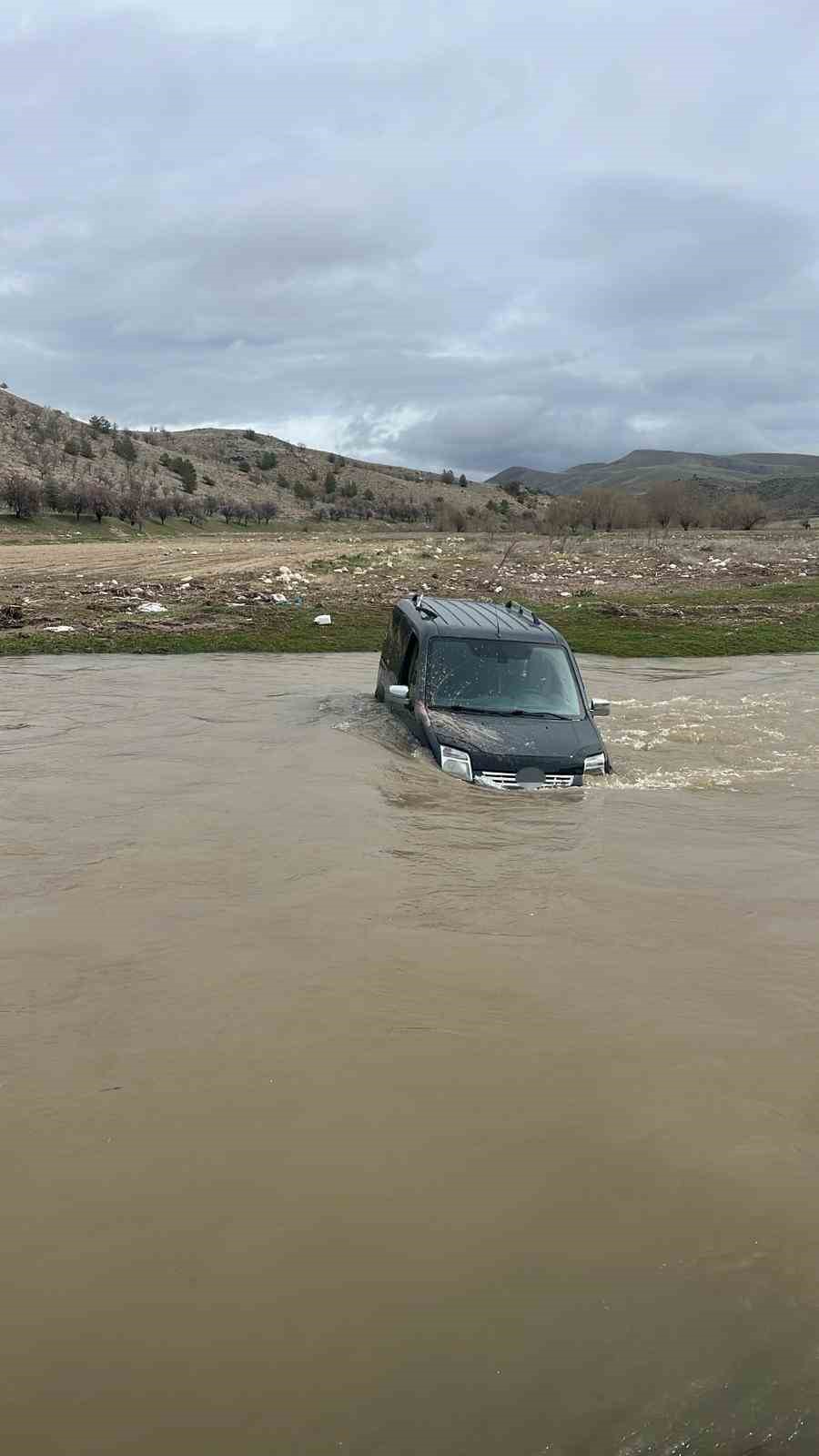 yolunu kaybetti araciyla cayi gecmeye calisirken suda mahsur kaldi 1 DIOHZWJ6