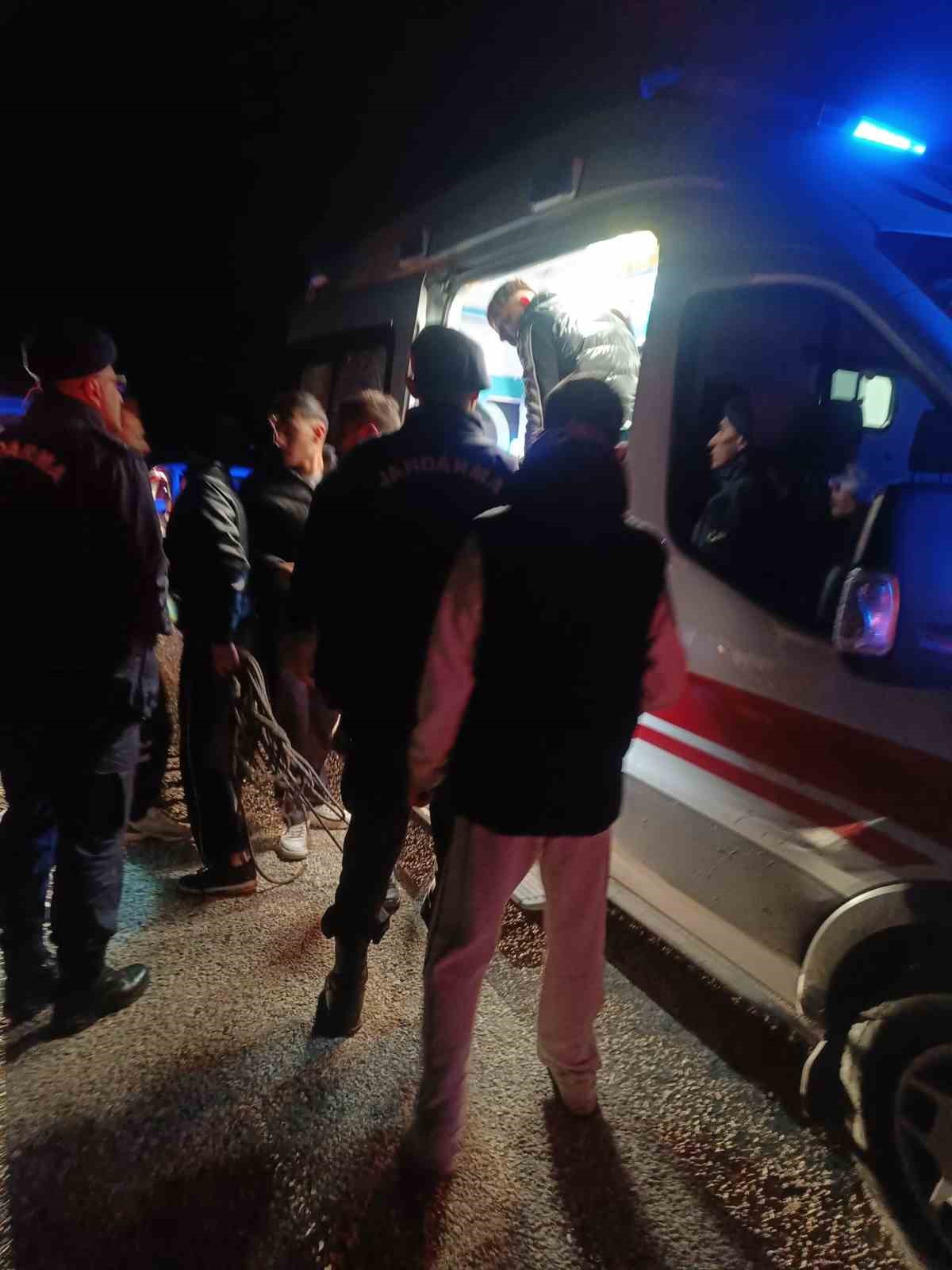 yolunu kaybetti araciyla cayi gecmeye calisirken suda mahsur kaldi 2