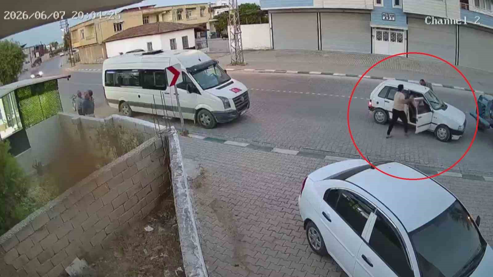 yolunu traktorle kesen kuzenlerinden demir sopali meydan dayagi yiyen kuyumcunun disleri kirildi 0 DMYTrEI7