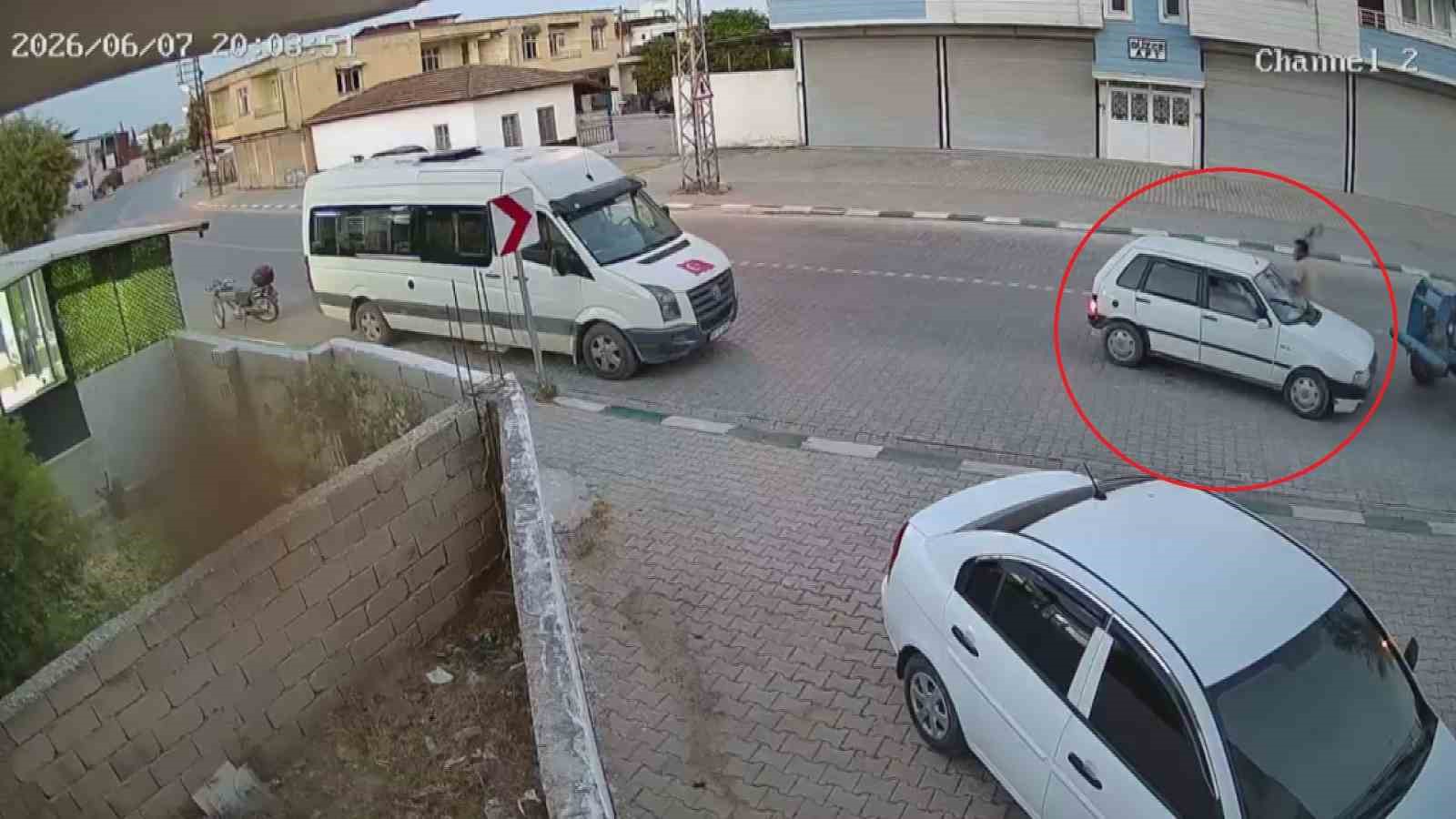 yolunu traktorle kesen kuzenlerinden demir sopali meydan dayagi yiyen kuyumcunun disleri kirildi 5 svRWAO3J