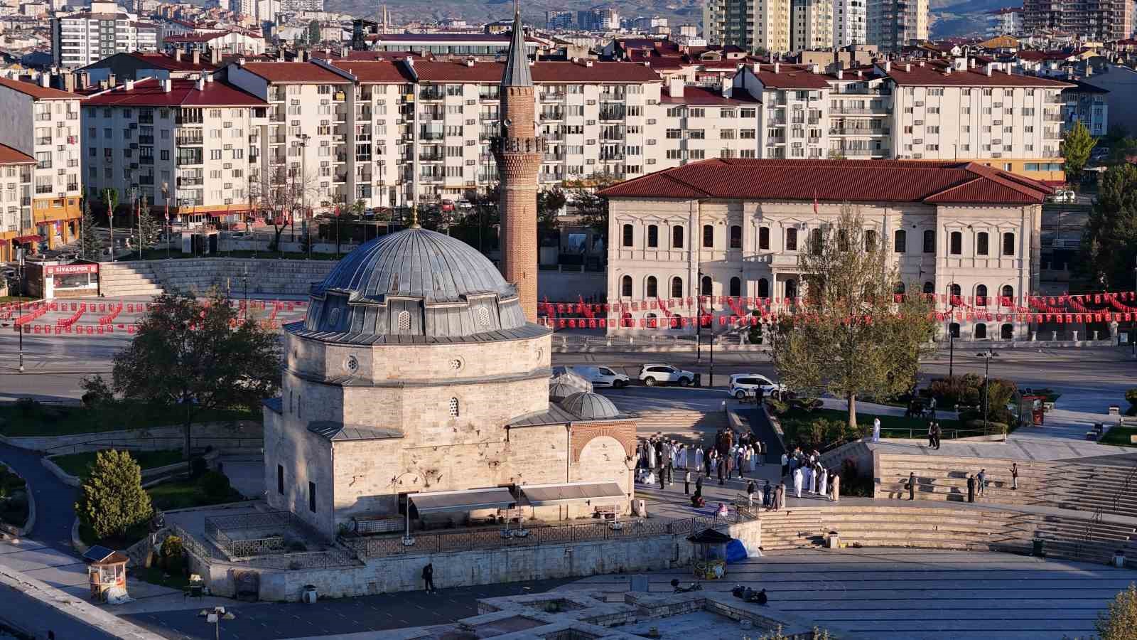 yoresel kiyafetleriyle tarihi camide bayram namazi kildilar 0 JbfXtrc3