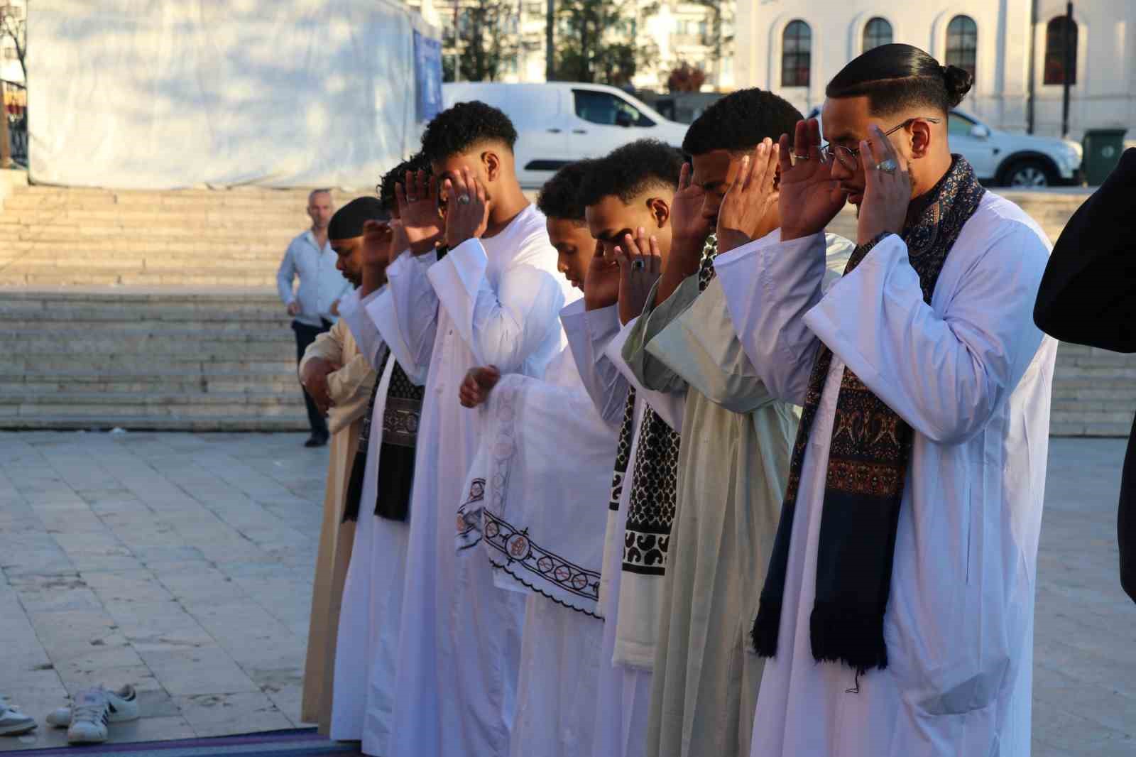 yoresel kiyafetleriyle tarihi camide bayram namazi kildilar 1