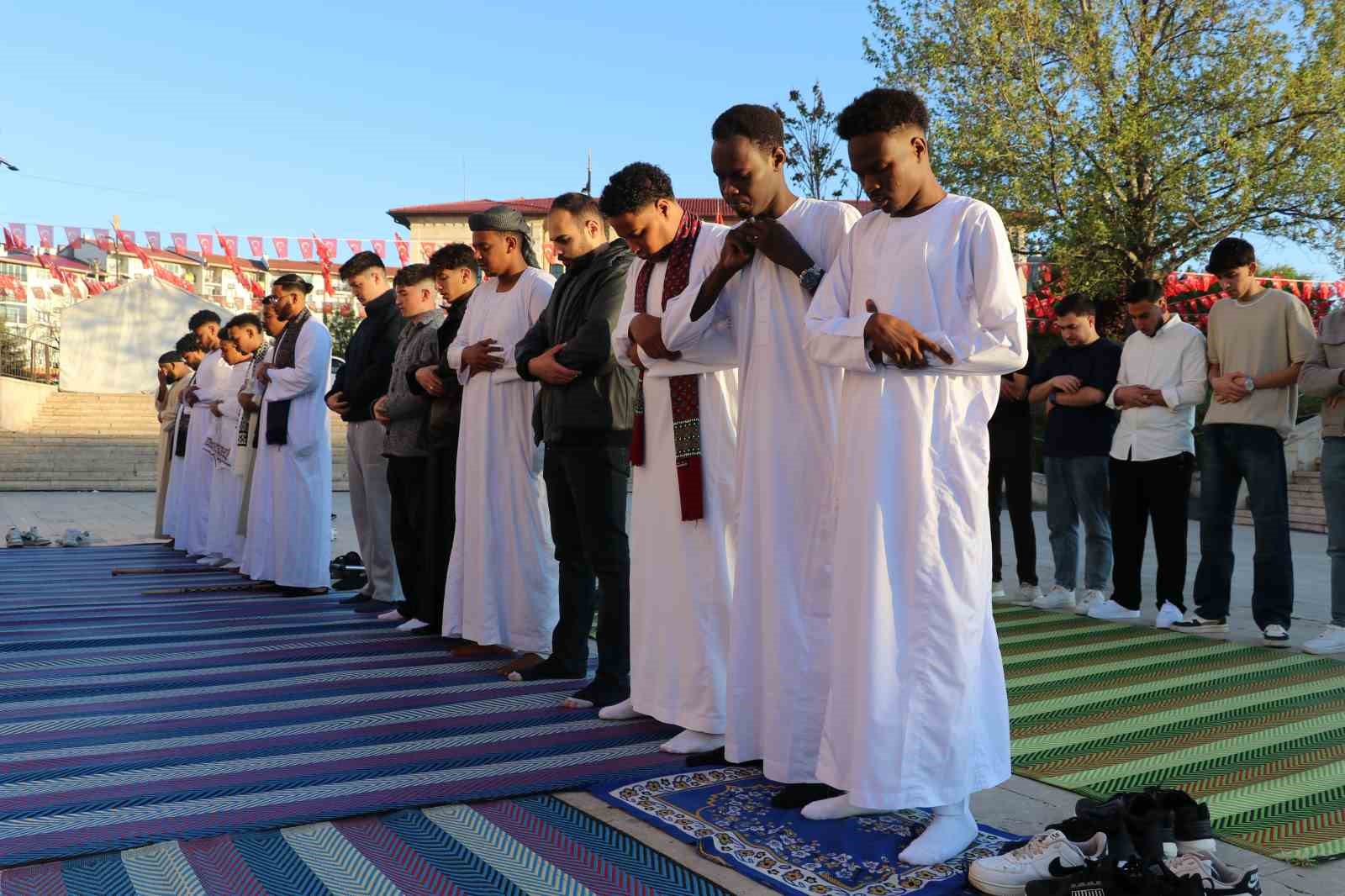 yoresel kiyafetleriyle tarihi camide bayram namazi kildilar 2 qwKJ4Nfm