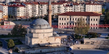 yoresel-kiyafetleriyle-tarihi-camide-bayram-namazi-kildilar-2GuFYyAZ.jpg