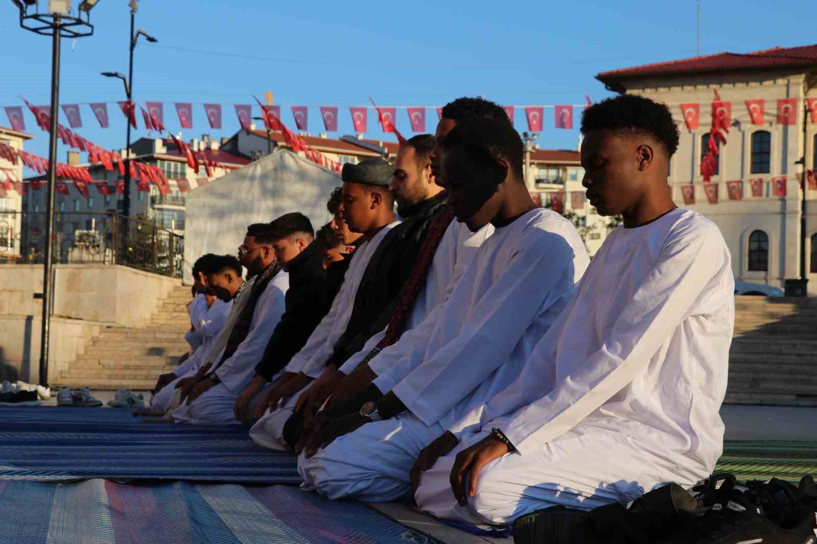 yoresel kiyafetleriyle tarihi camide bayram namazi kildilar 3 ZJAN7EHE