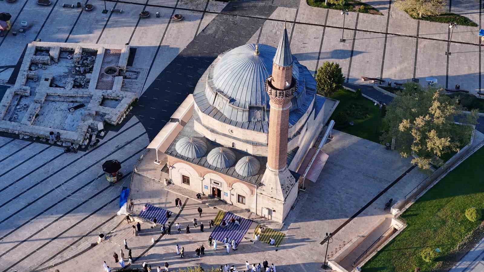 yoresel kiyafetleriyle tarihi camide bayram namazi kildilar 4 DS2jOhts