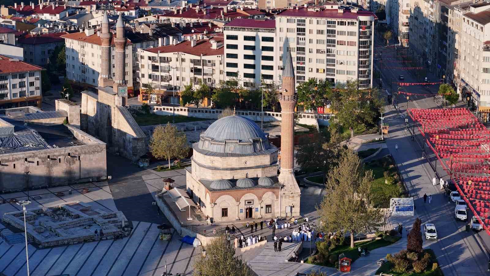 yoresel kiyafetleriyle tarihi camide bayram namazi kildilar 5 42tslM7Q