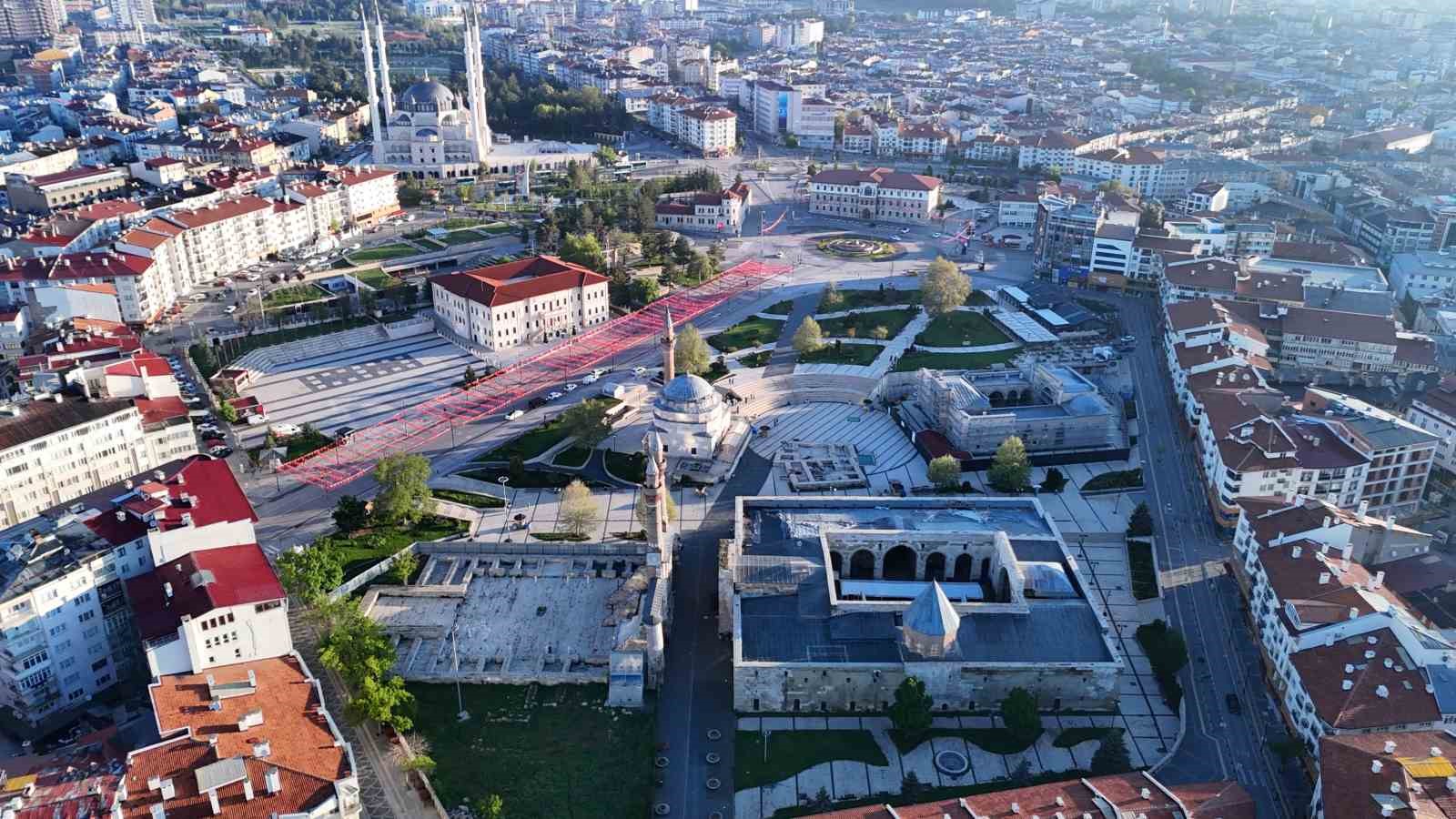 yoresel kiyafetleriyle tarihi camide bayram namazi kildilar 6