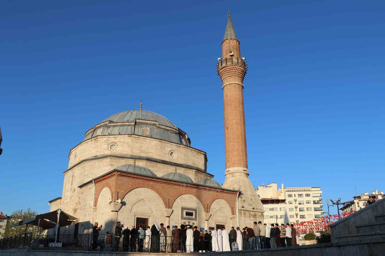 yoresel kiyafetleriyle tarihi camide bayram namazi kildilar 8 l1nrGfFP