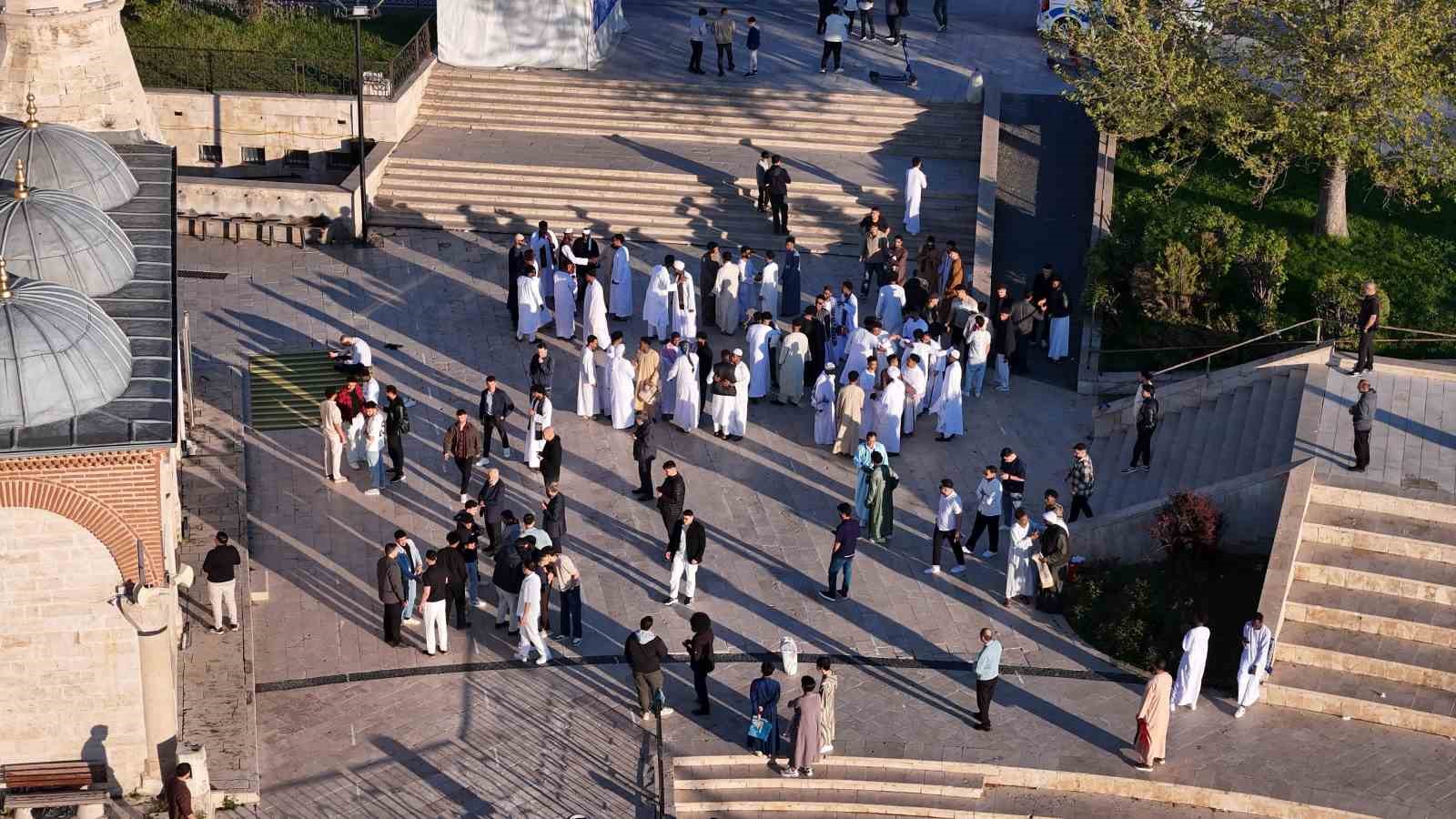 yoresel kiyafetleriyle tarihi camide bayram namazi kildilar 9 FOa1KVVI