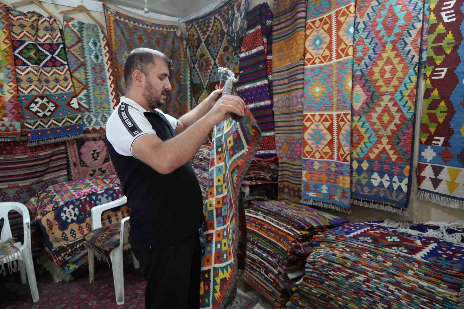 yoruk koylerinden topladigi hali ve kilimleri satarak gecmisi gelecege tasiyor 1 jcRr8uXI