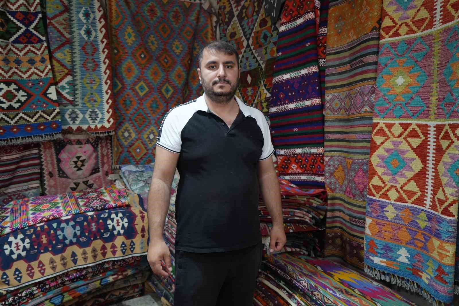 yoruk koylerinden topladigi hali ve kilimleri satarak gecmisi gelecege tasiyor 2 DyRtgw42