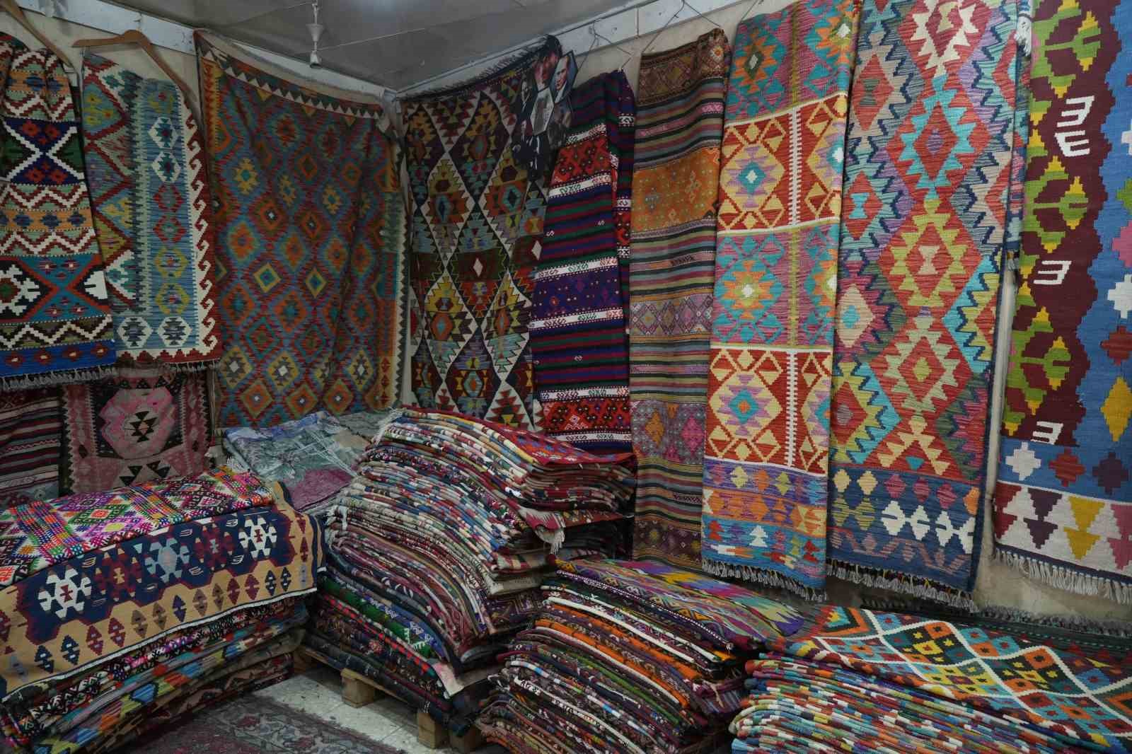yoruk koylerinden topladigi hali ve kilimleri satarak gecmisi gelecege tasiyor 5 RnissYCj