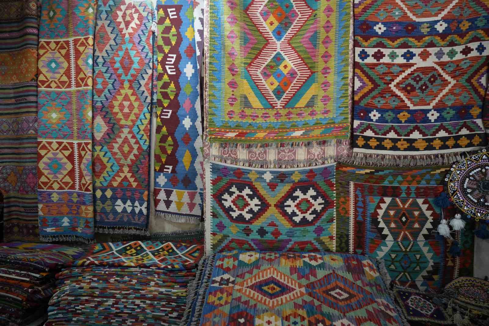 yoruk koylerinden topladigi hali ve kilimleri satarak gecmisi gelecege tasiyor 6 fbAKNVl9