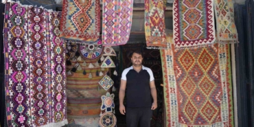 yoruk-koylerinden-topladigi-hali-ve-kilimleri-satarak-gecmisi-gelecege-tasiyor-kTa9NNp7.jpg