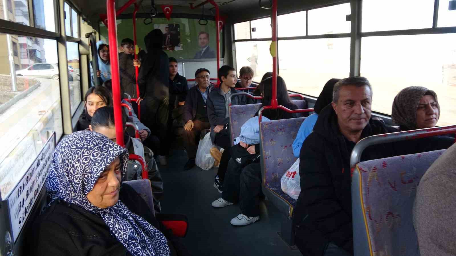 Yozgat’ın ‘Manili Kaptan’ı hem manileriyle hem otobüs yazılarıyla dikkat çekiyor 5 yozgatin manili kaptani hem manileriyle hem otobus yazilariyla dikkat cekiyor 1 XcR2cb4R