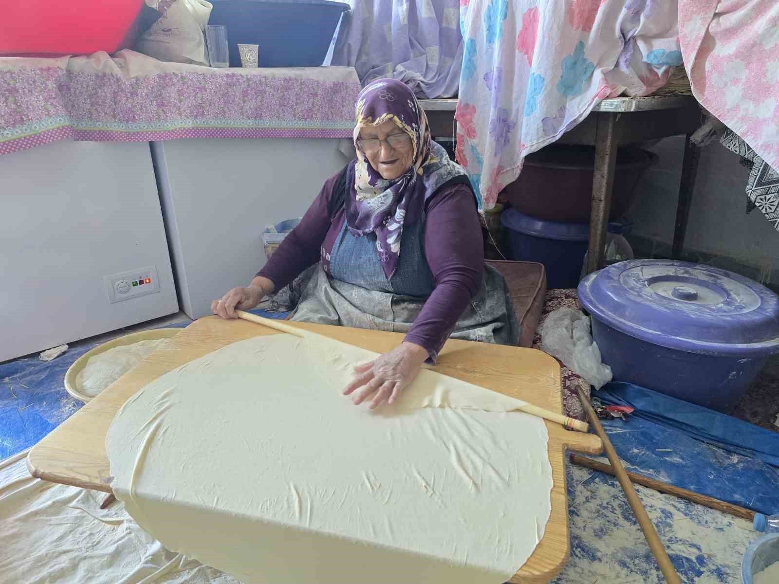 Yozgat’ın vazgeçilmez lezzeti yufka ekmek mesaisi başladı 7 yozgatin vazgecilmez lezzeti yufka ekmek mesaisi basladi 3 NNTD8uCg